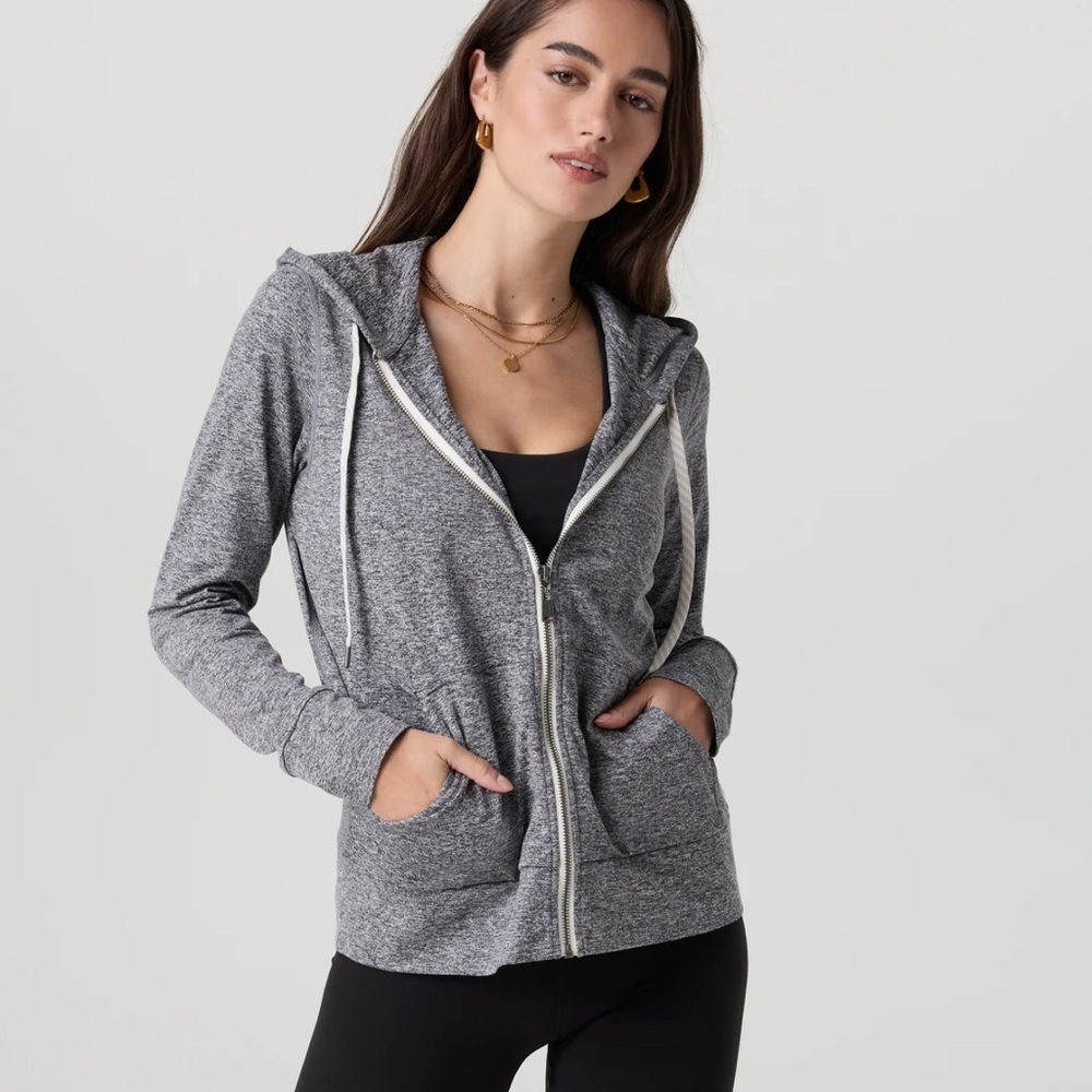 Vuori Halo performance hoodie 2.0 in Heather Gray